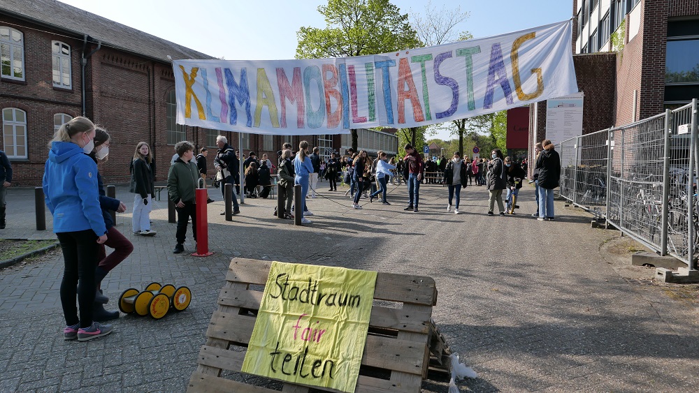 Der leere Schulparkplatz, der gleich zum Schulhof umfunktioniert wurde